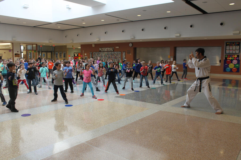 Master Jung instructing a large group of children at a public library
